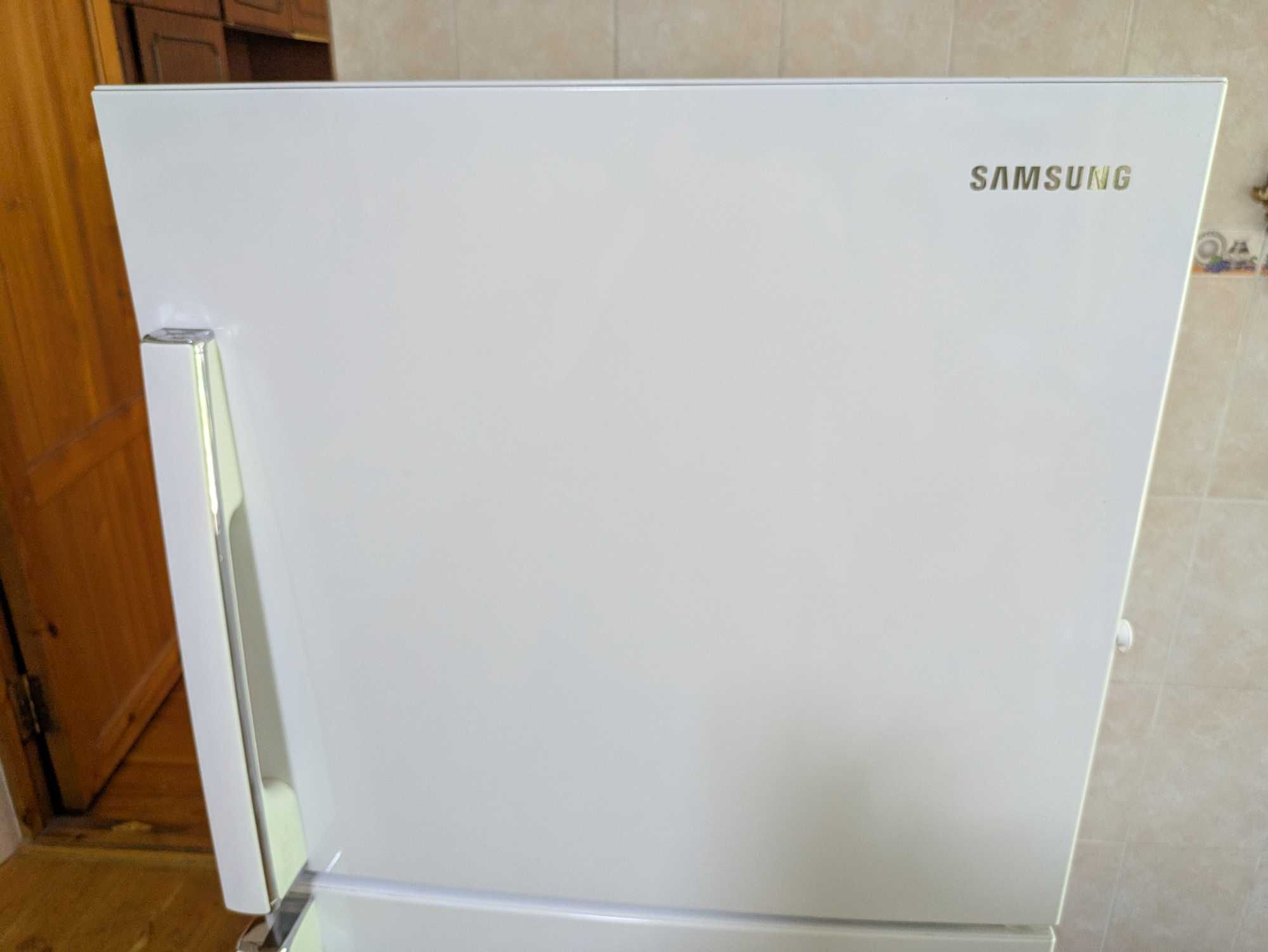 Холодильник Samsung
