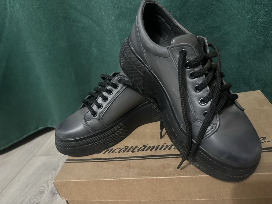 Adidasi de piele dama.