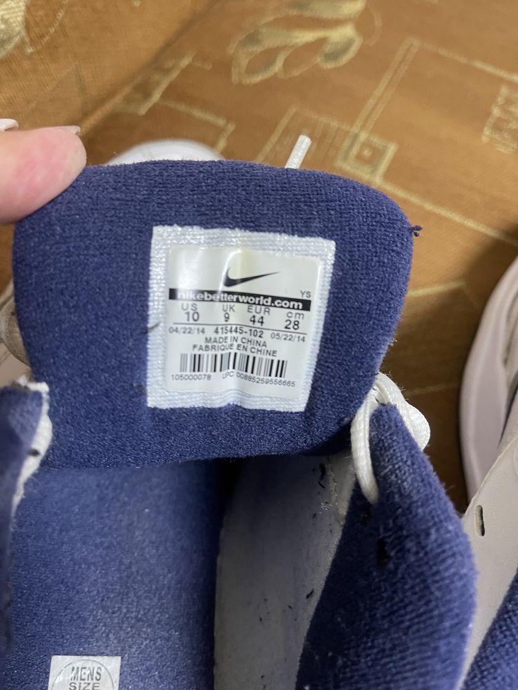 Продавам бели мъжки,кожени маратонки AIR MONARCH NIKE