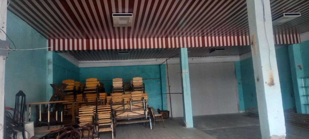 Савдо дўкони биноси Сирдарё вилояти Ховос тумани марказида жойлашган