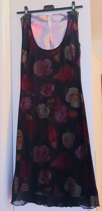 Черна рокля с красиви рози