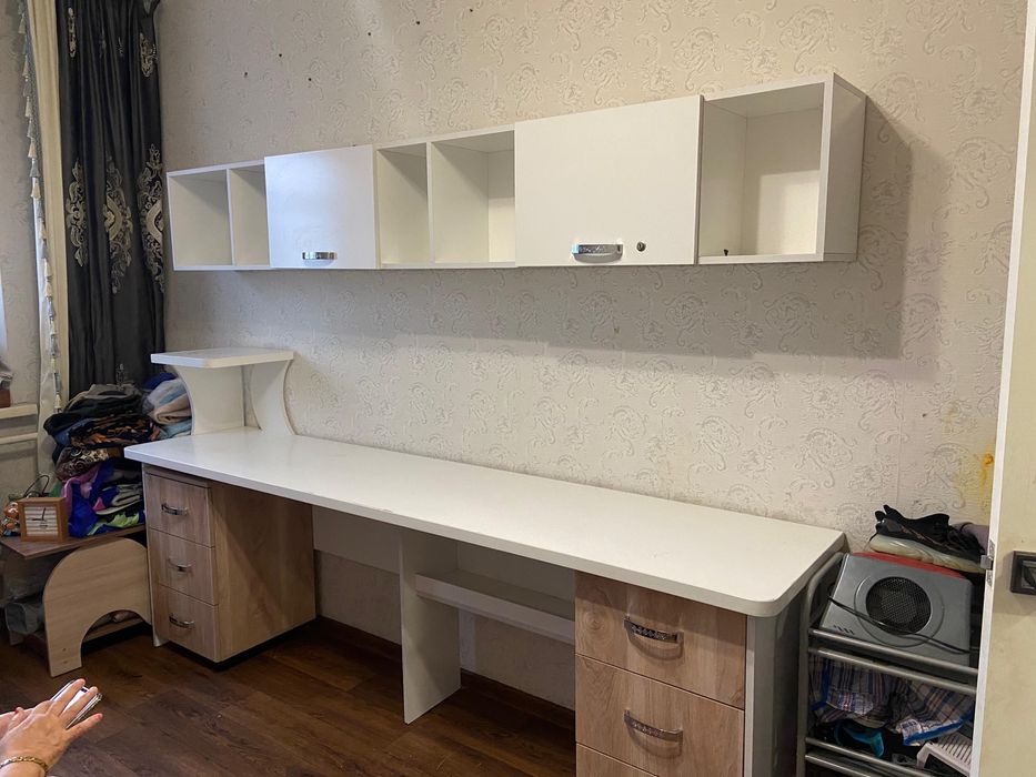 Продам стол и навесные полки