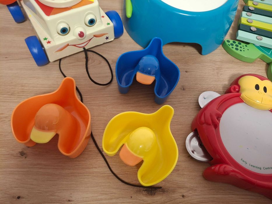 Vand lot cu 8 jucarioare (telefon, toba, xilofon,fluier,etc)