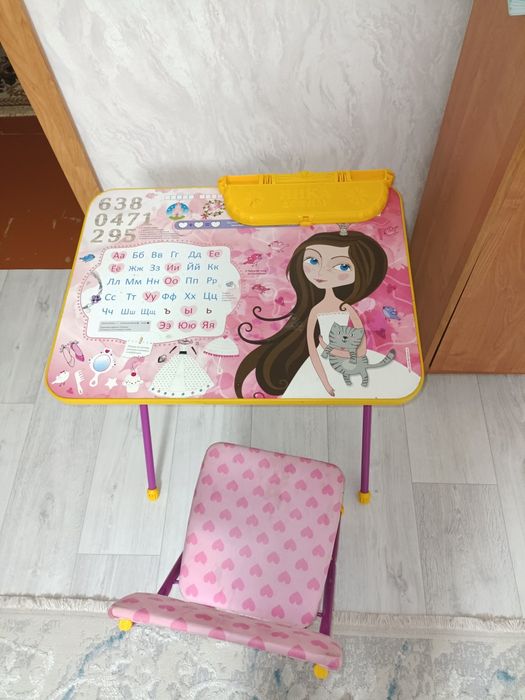 Стол розовый детский