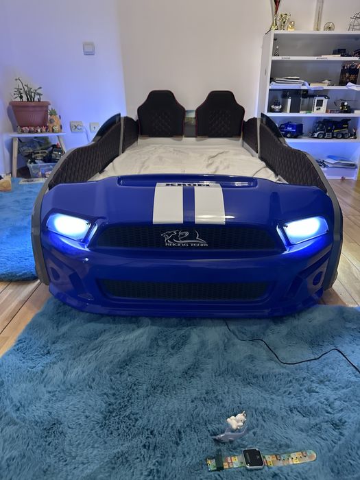 Pat copii masinuta Mustang, cu lumini si usi care se deschid, ca nou