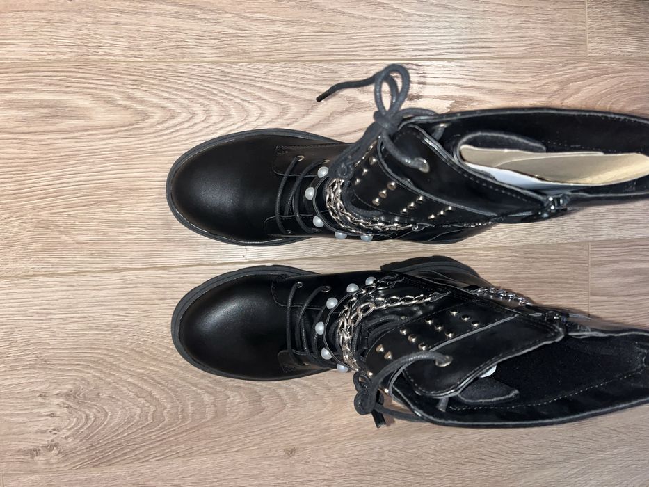 Bocanci cu lant si inchizatoare pe lateral