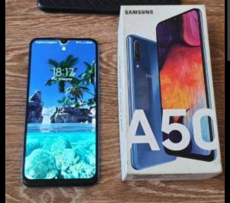 Продаётся смартфон самсунг А50,память 64гб,не работает громкий динамик