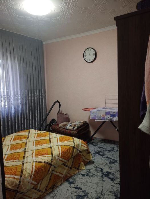 Продаётся 2х ком кв в чирчике 1 мкн 77 серия дом кирпичный 2 этаж