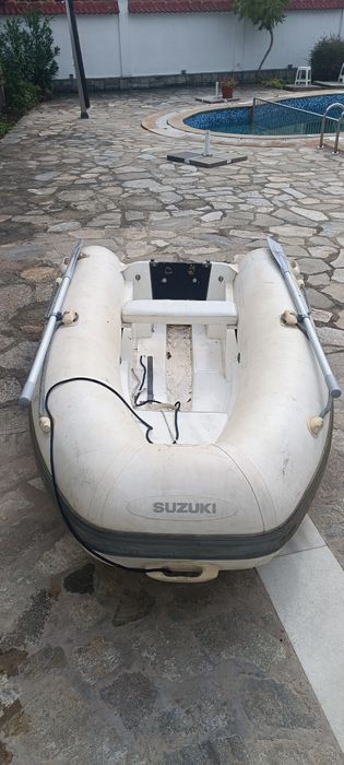 Продавам лодка с твърдо дъно