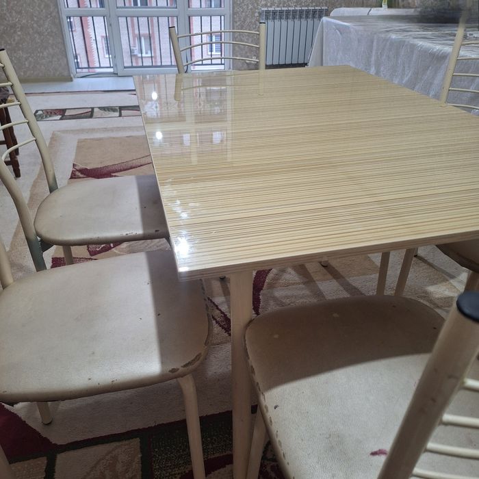 Стол и стулья для кухни комплект. Б/У