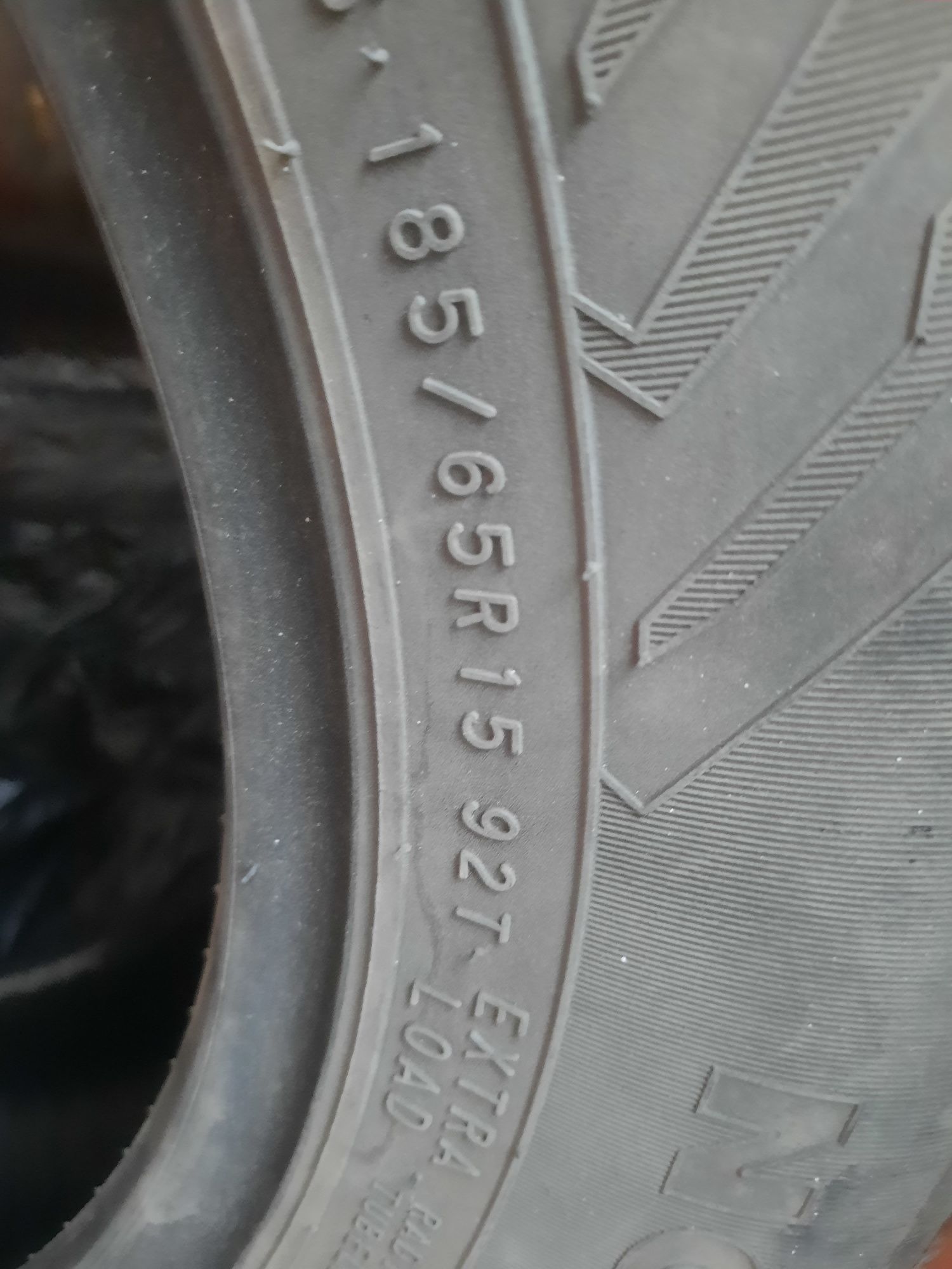 Продам зимнюю резину б/у 4  балона