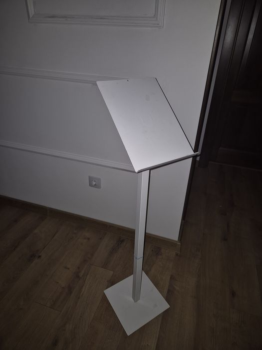 Sevalet alb pictura suport invitati