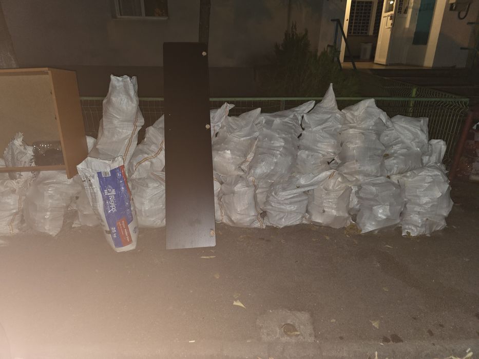 Debarasari Subsoluri mansarde apartamente curte ridicare moloz gunoi