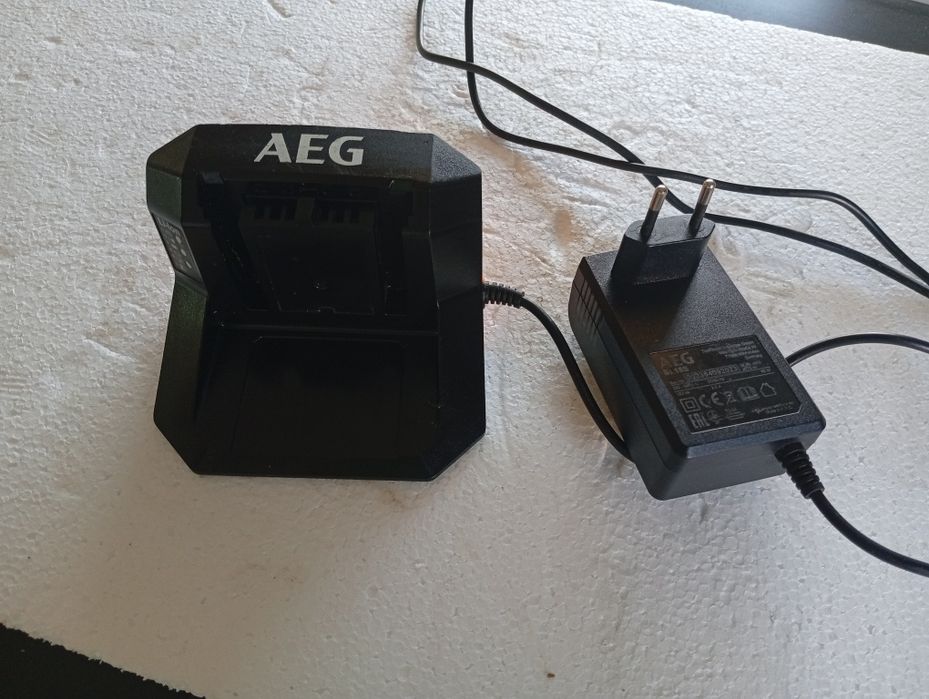 Încărcător AEG 18 v