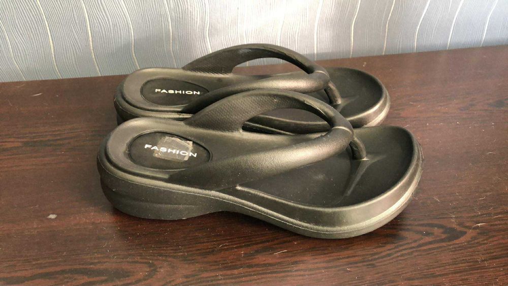 нови, черни чехли