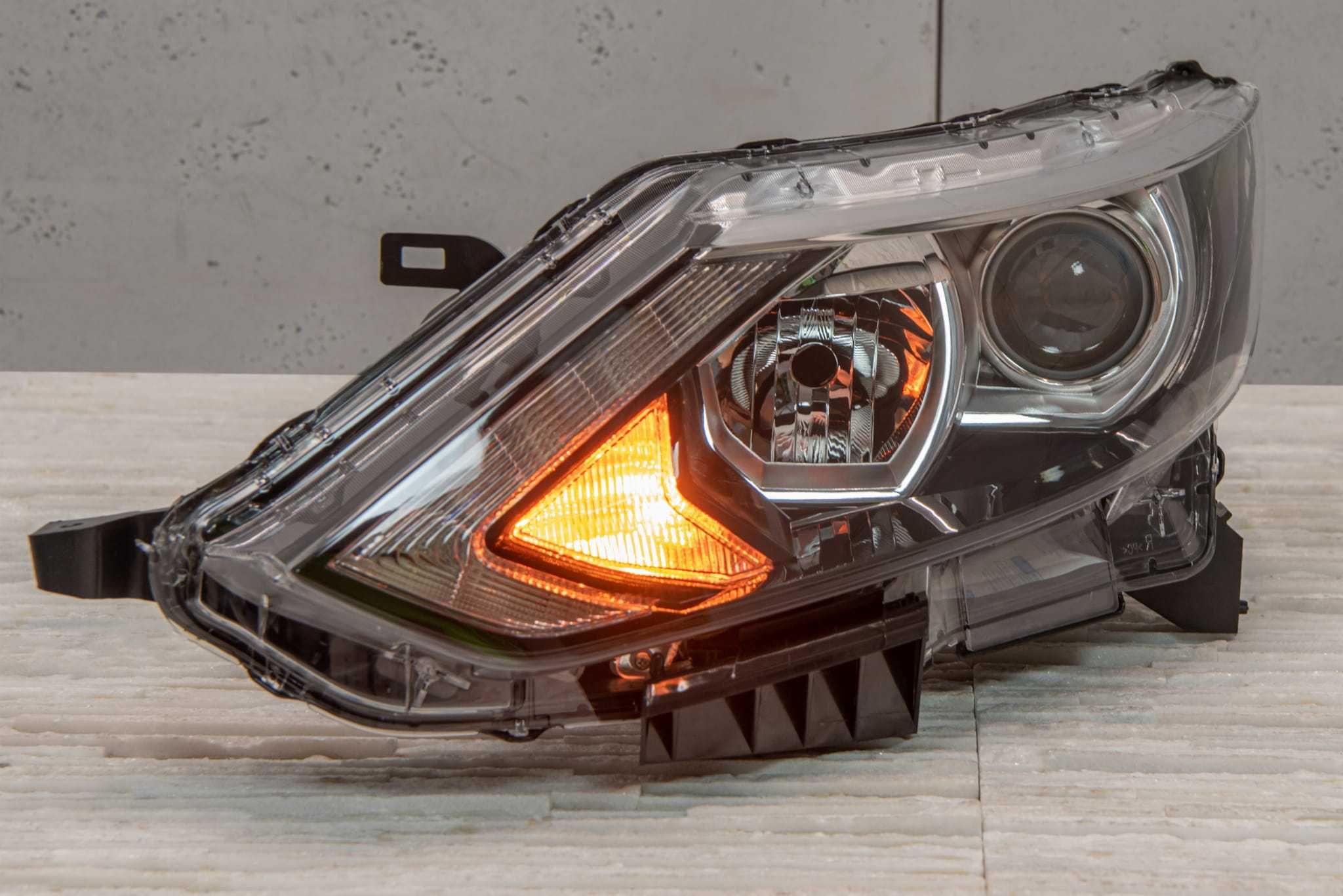 Комплект Фарове за NISSAN QASHQAI II J11 2014 - 2017 година