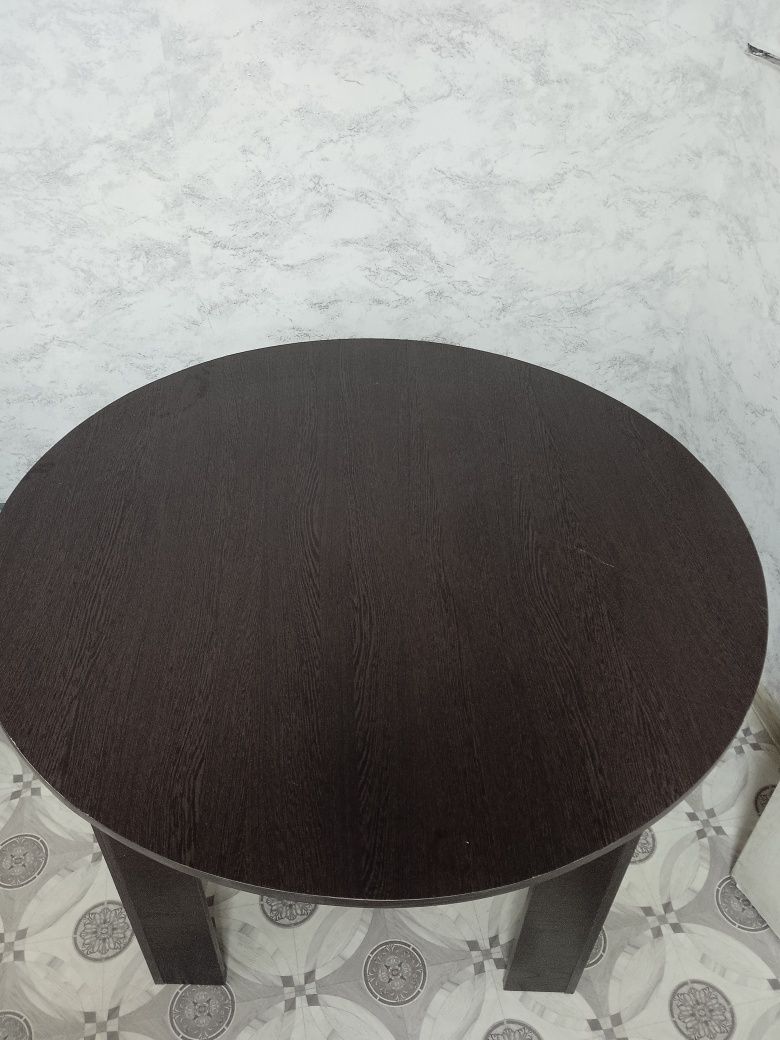 Круглый стол, коричневого цвета