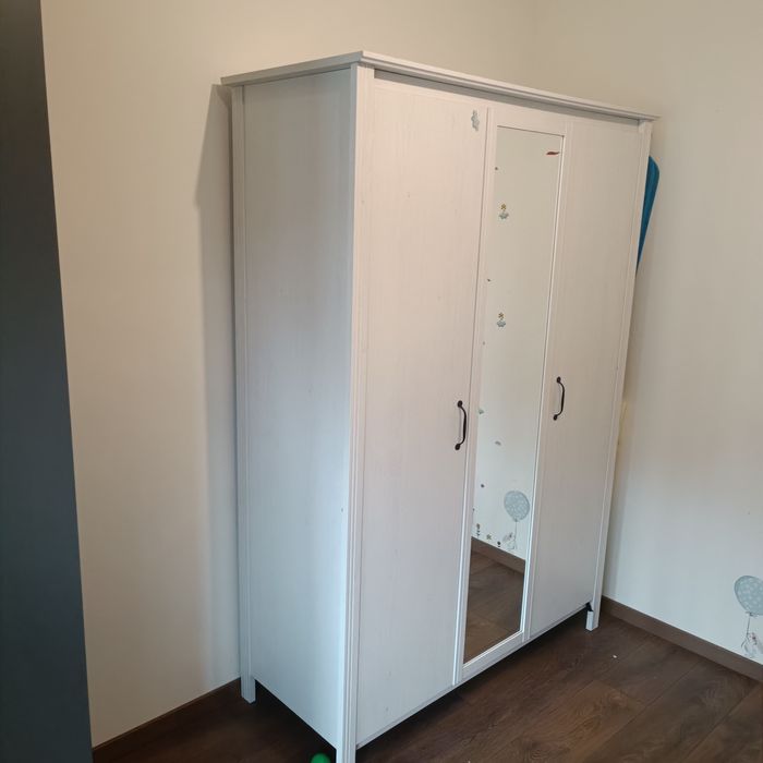 Трикрилен гардероб