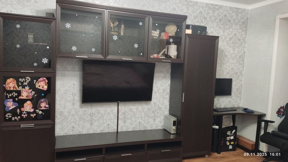 Продам стенку для комнаты. Пользовались 2 года.