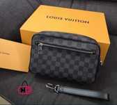 Чанта Luis Vuitton Kasai Clutch 

Състояние: Новa с кутия

Изпращ