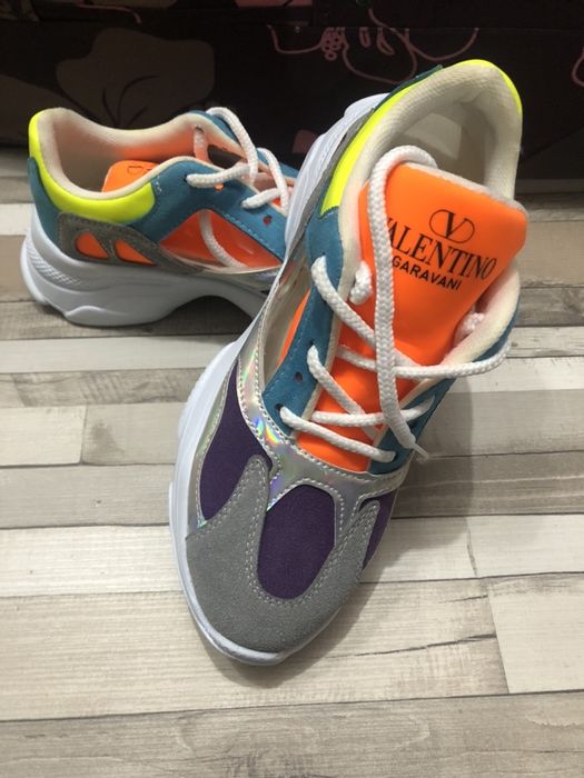 Adidasi Valentino marimea 37-38 transp gratuit