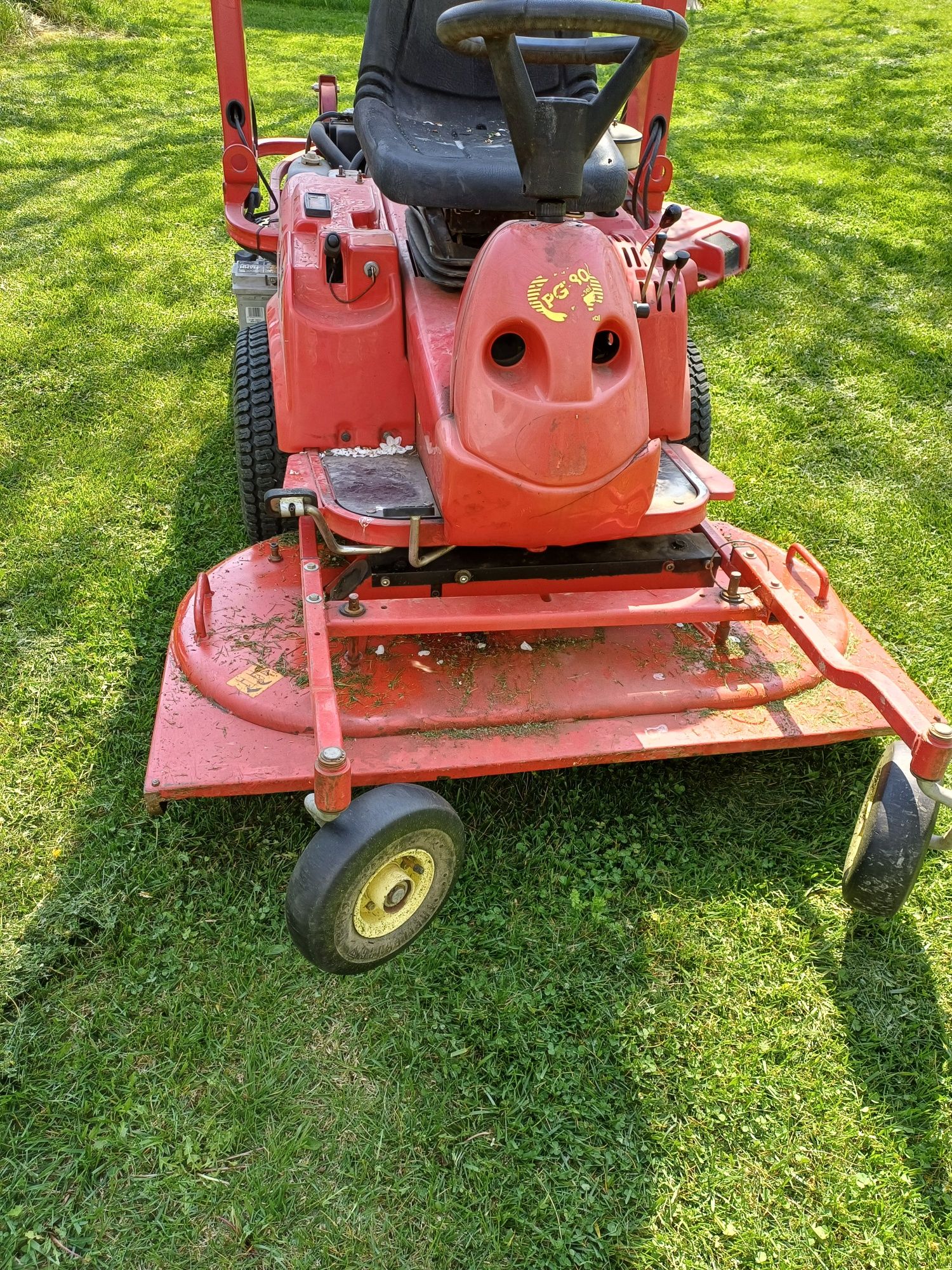 Vând tractoras de tuns gazon Geann Ferrari Pg 180i