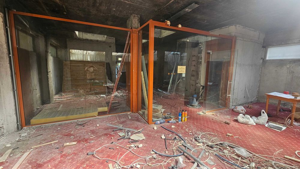 стъклена преградна стена  с врата