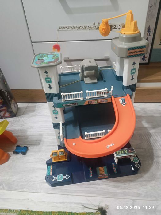 Игрушка трехуровневая парковка