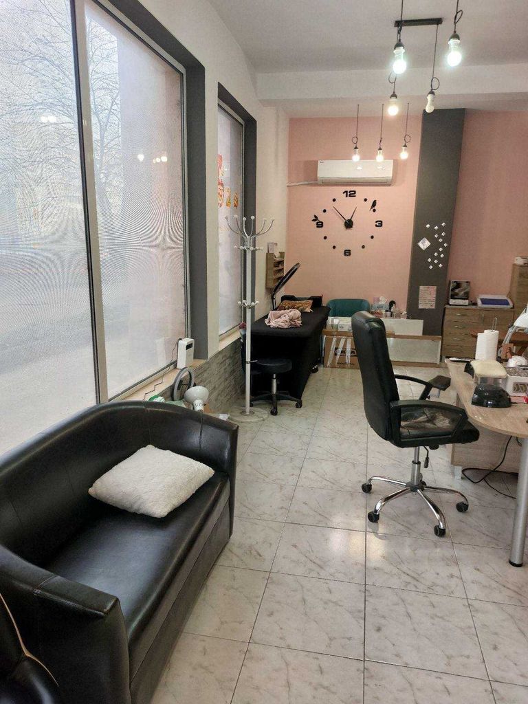Дава се под наем Офис в Бургас, Меден рудник - зона А - 40 кв.м за 200 € - Снимка #1