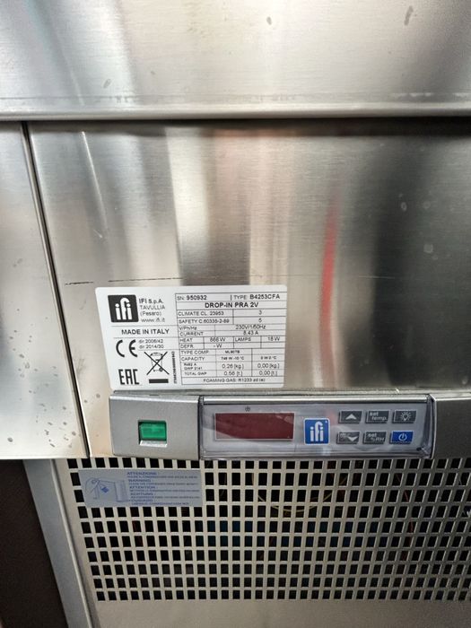 Витрина за сандвичи и сладкарство IFI DROP In