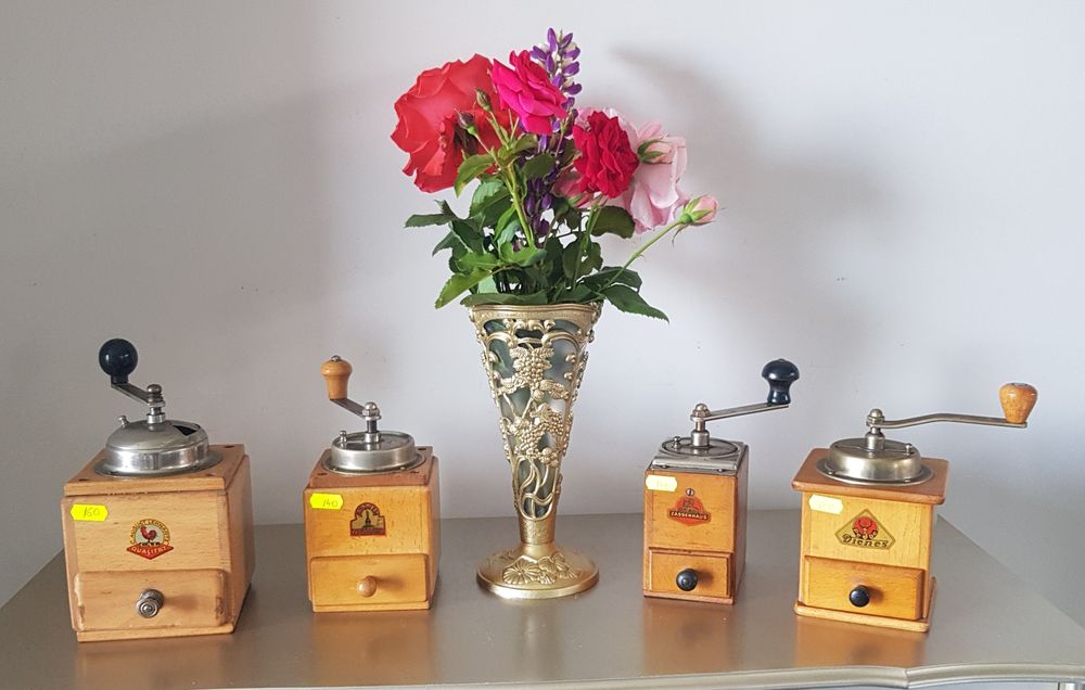 Râsnita veche din lemn și metal