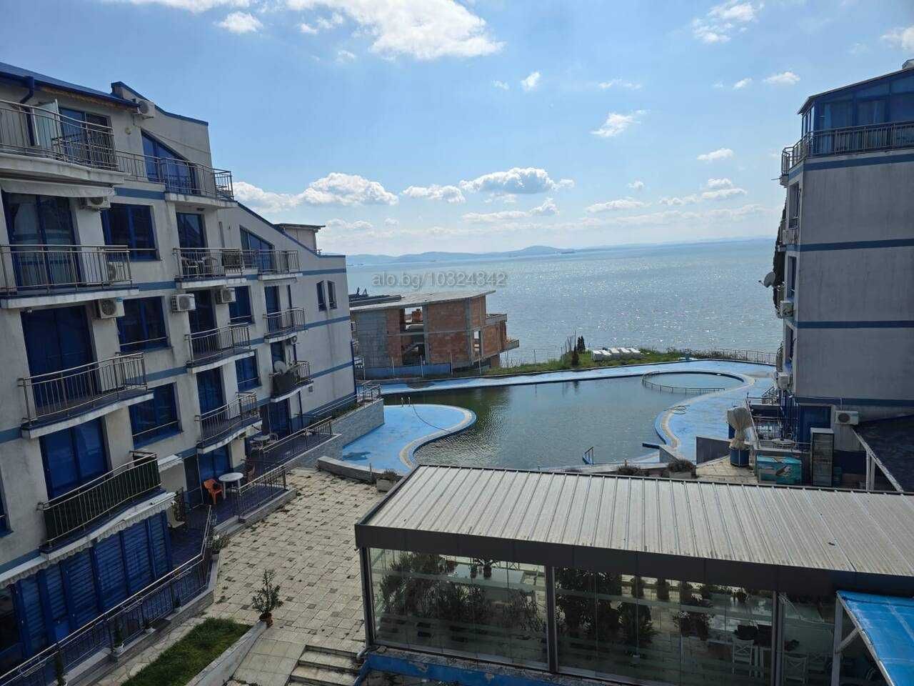 Двустаен апартамент на първа линия с гледка море