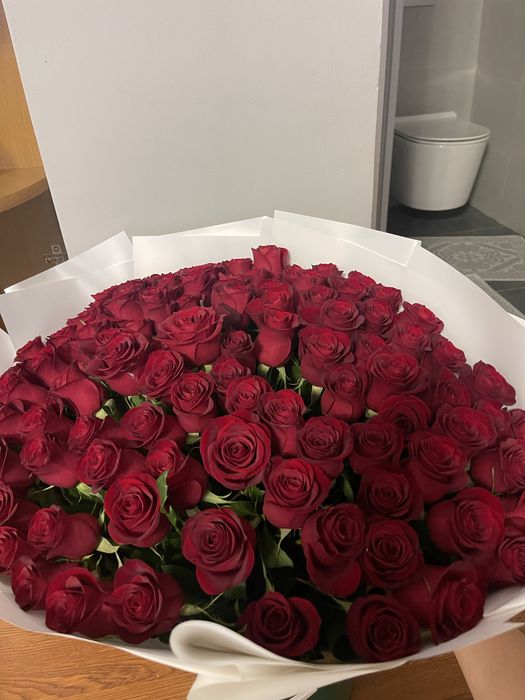 Продаю МЕТРОВЫЕ пышные красные розы