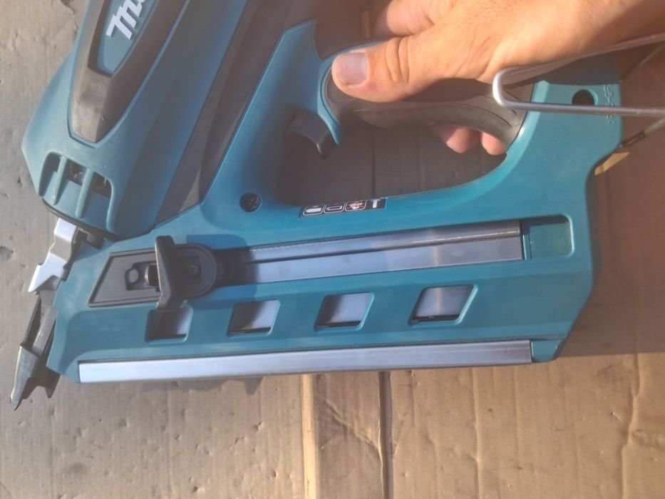 Pistol cuie makita  GN 900 ( ca nou )
