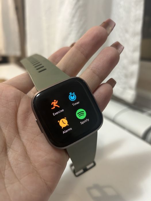 Смарт часовник fitbit versa 2 limited edition