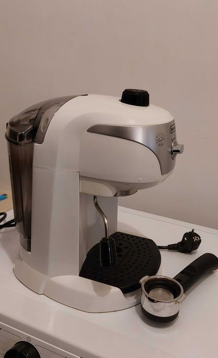 Еспресо машина / кафе машина DeLonghi EC221.W