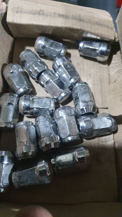 Продам комплект 16 гаек M12 шаг резьбы 1.5