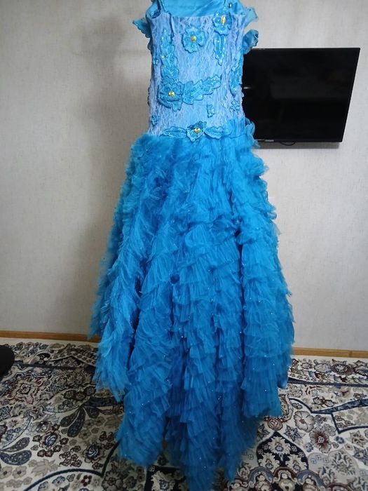 Vecherni koylak kiyilgan lekin sostayeniyasi yaxshi