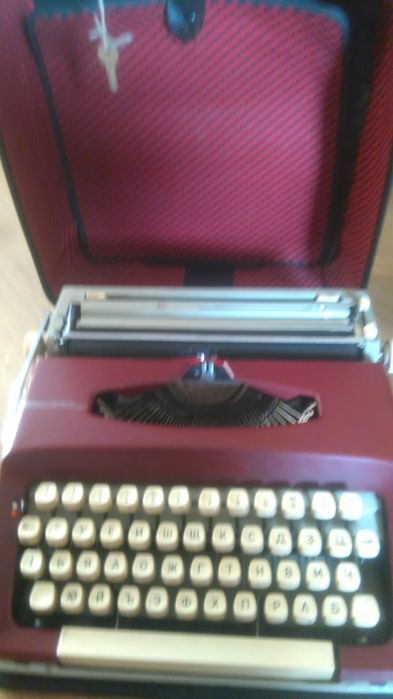 Оригинална пишеща машина с куфар - кирилица - бордо