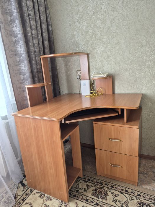 Продам стол компьютерный б/у