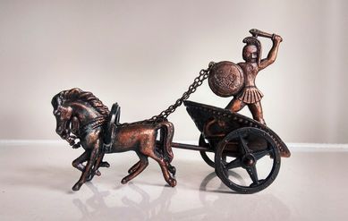 Гръцка, месингова статуетка на колесница с войн , гладиатор.