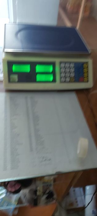 Vând 2 vitrine frigorifice ,și un cântar electronic