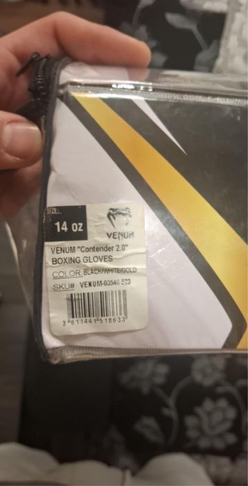 Боксови ръкавици VENUM и протектори за крака