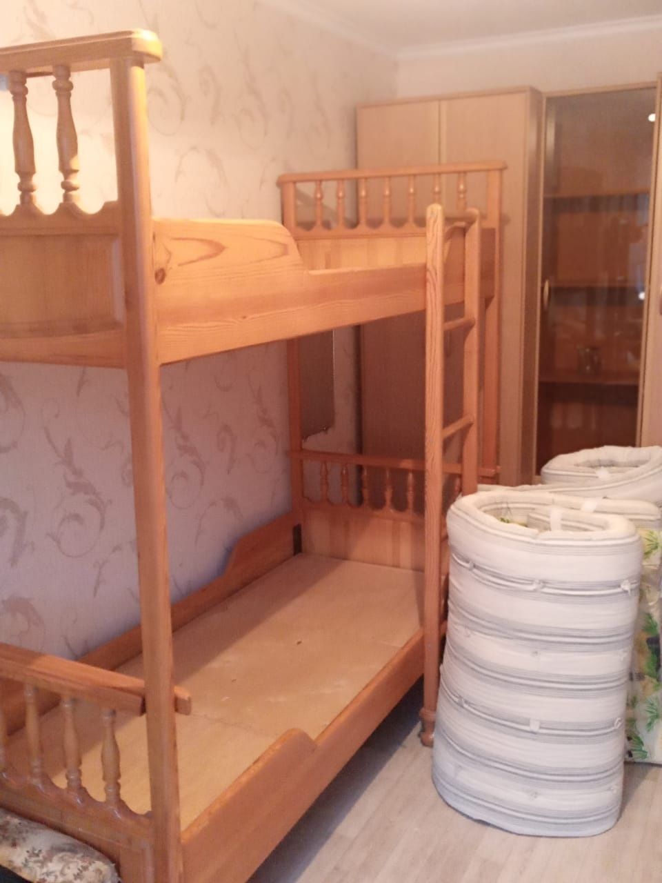 Продам двухярусную кровать из массива дерева