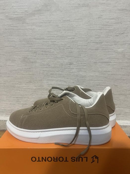 Маратонки в бежов цвят, нови