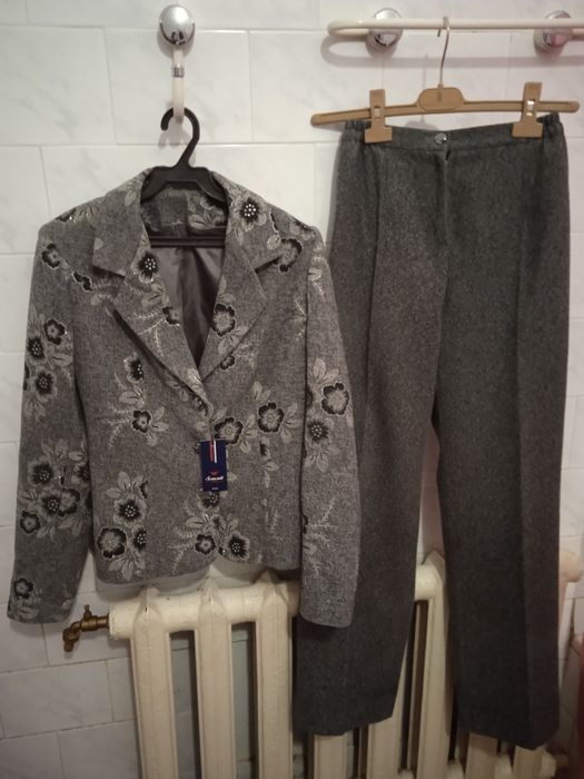 Продам брючный костюм драповый женский р.42 -44 серый новый
