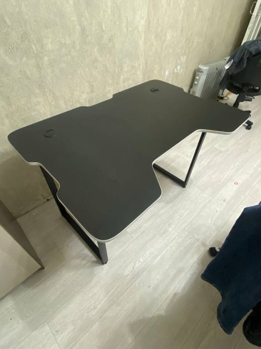 Продам красивый игровой стол