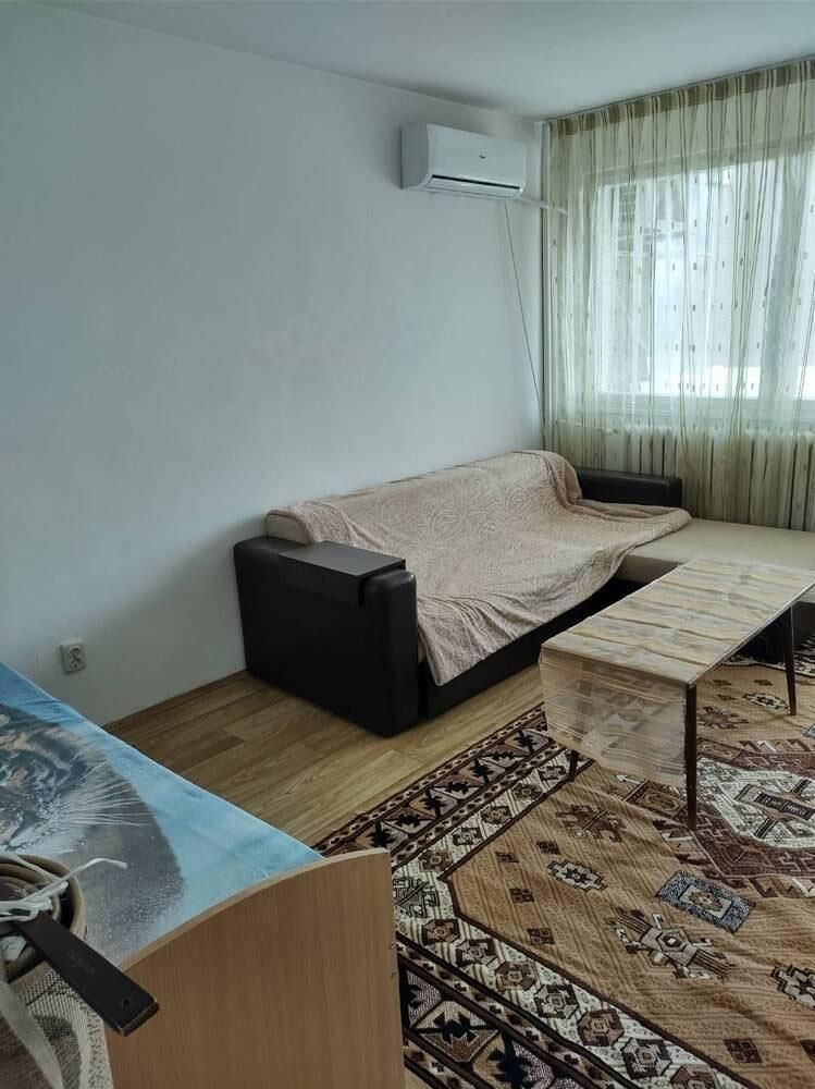 Тристаен апартамент под наем в Център