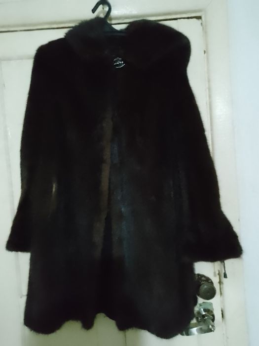 Шуба норковая  б/у. Состояние среднее.размер 46-48. Цвет коричневый..