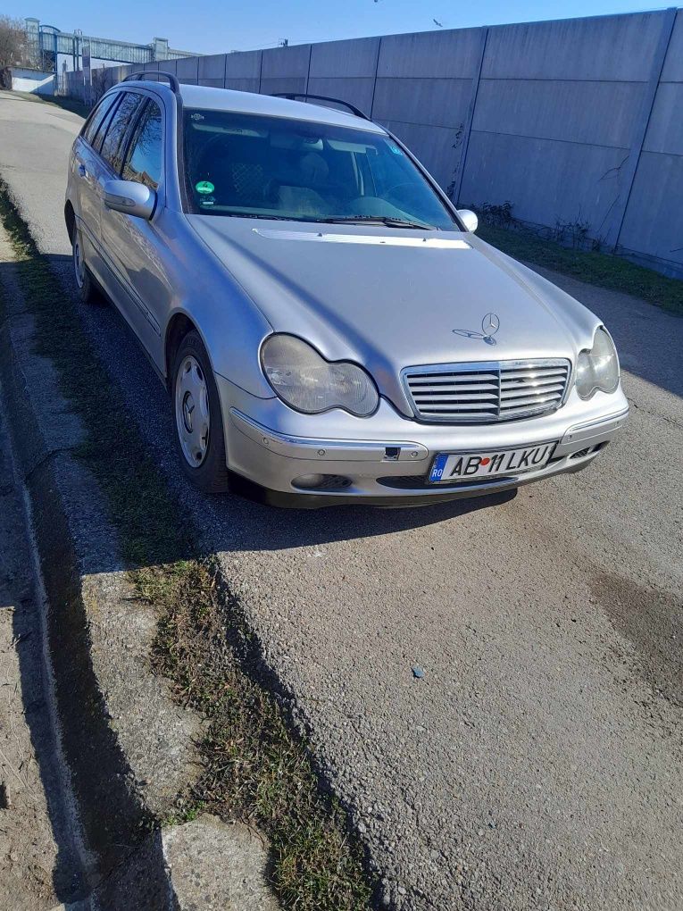 Mercedes model c 220 cdi, acte la zi